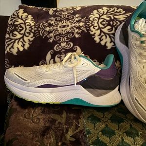 Saucony women’s size 10 Endorphin Shift 2